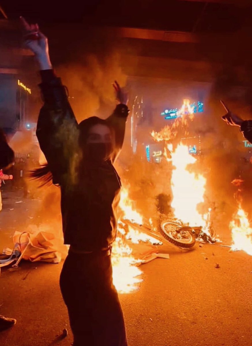 Savakzadeh's tweet image. Another beautiful image from the Iranian Revolution