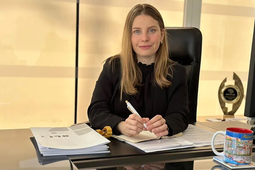 🇪🇸 | Dimiten la concejala de Urbanismo y la jefa de Contratación por el reparto de pisos en la costa de Alicante.

La concejala de Urbanismo, Rocío Gómez, ha anunciado esta tarde su dimisión tras confirmarse que fue una de las adjudicatarias de la promoción de viviendas de