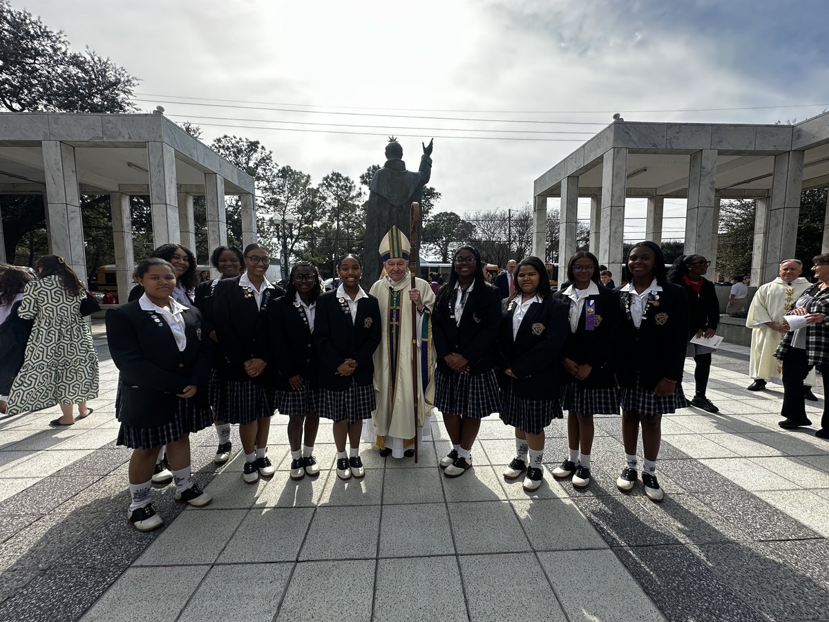 MARYITECENTRAL's tweet photo. SMA students proudly represented our school during #CatholicSchoolsWeek celebrations across the city. Through art, performance, and prayer our students shared their faith with the wider Catholic community #SMANewOrleans #CatholicEducation https://t.co/mHOFfsfIsG