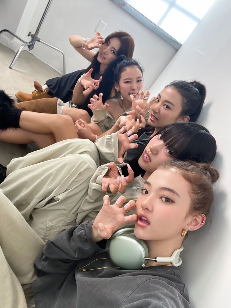 EllaGrossBase's tweet image. Gawon and Anna said that Ella had cooked for the members today, so that was one of the reasons she was looking forward to Friday.

Our Ella is so kind ❤️🩷 

#미야오 #MEOVV 
#엘라 #ELLA @OFFICIAL_MEOVV