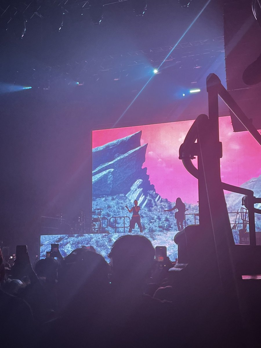 17Jcd's tweet photo. absolutely stunning and electrifying show, as always 💖
i was lucky enough to go with my dad, who definitely did his homework! everytime h played a song off of badlands, he was like “this is from the album!!!”
thank you queen @halsey #BackToBadlands https://t.co/jc4QDqmXei