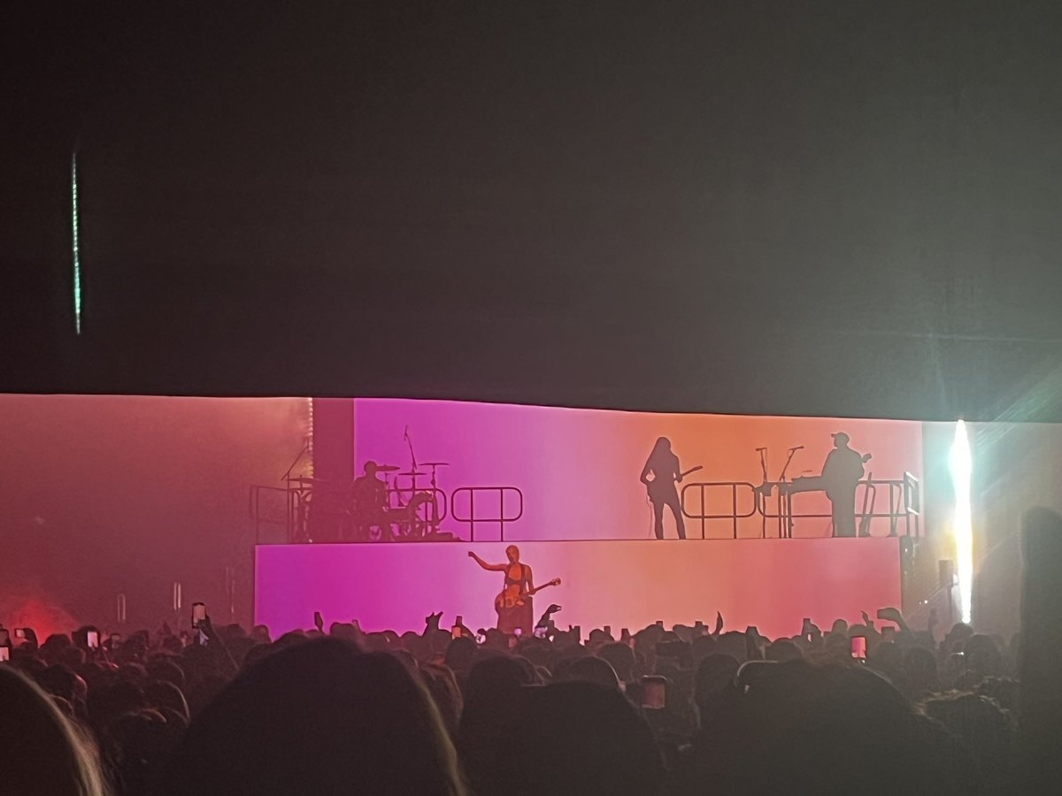 17Jcd's tweet photo. absolutely stunning and electrifying show, as always 💖
i was lucky enough to go with my dad, who definitely did his homework! everytime h played a song off of badlands, he was like “this is from the album!!!”
thank you queen @halsey #BackToBadlands https://t.co/jc4QDqmXei