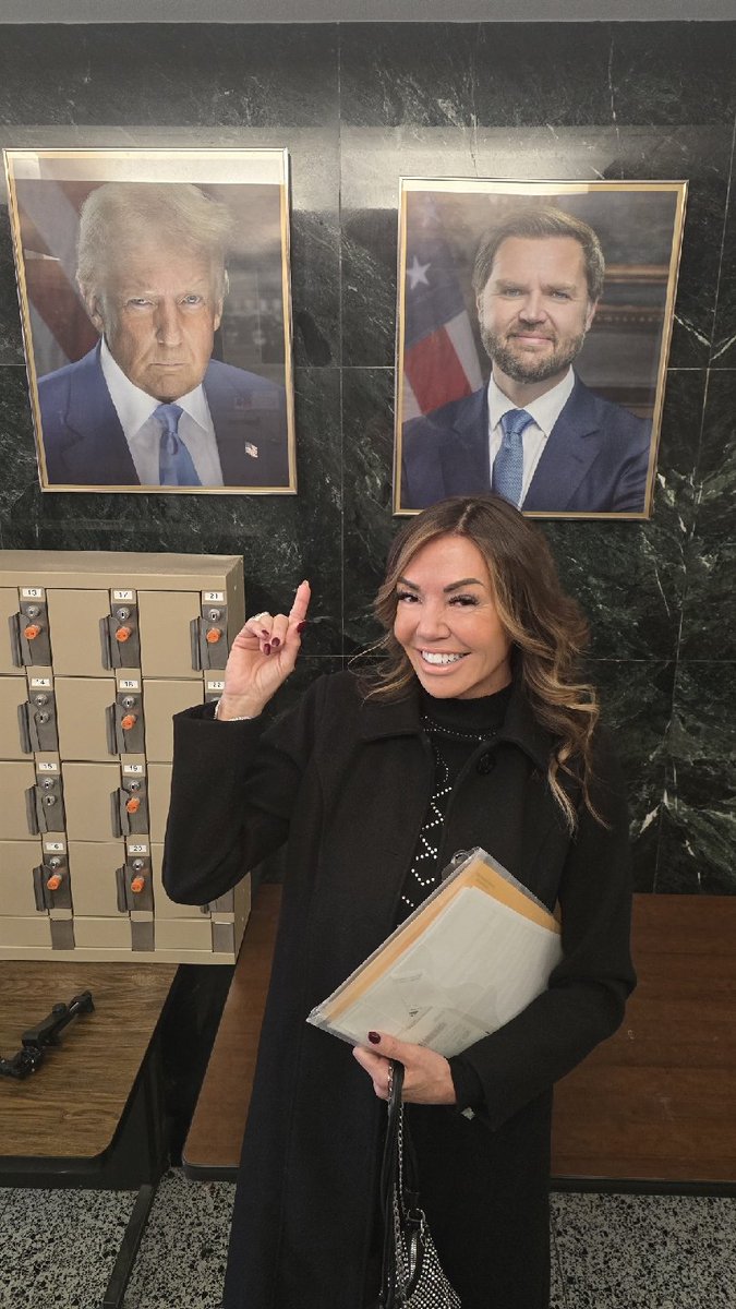 sellingwinnipeg's tweet photo. I became a US CITIZEN today 🇺🇲✨️
What a great day!
@realDonaldTrump @JDVance #Oklahomagirl https://t.co/VGQGJGi21R