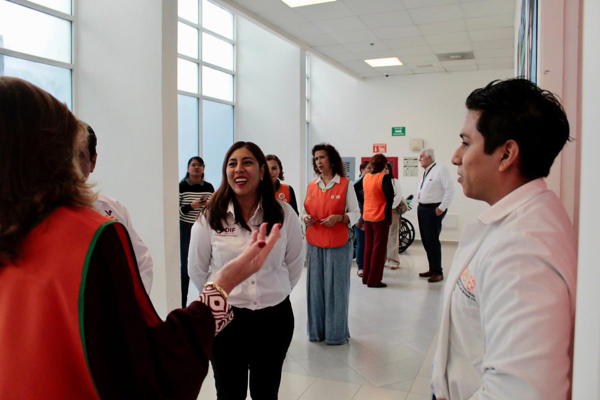 La Presidenta del DIF Municipal, Daniela Lily Hernández, y el Director Roberto Carlos Muñoz, se reunieron con Amelita Acosta de Cházaro, Presidenta del Voluntariado #CRIVER, para fortalecer la atención médica y de rehabilitación de la niñez veracruzana. 🏥✨