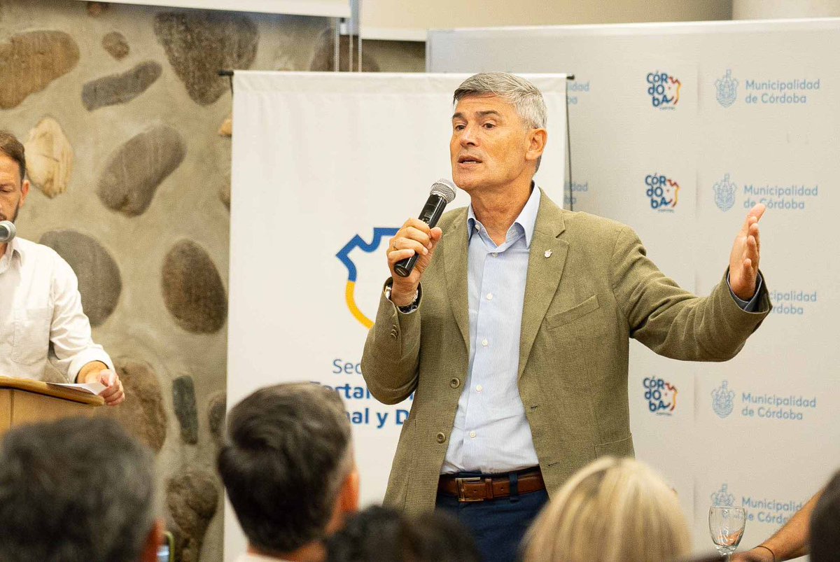 miguelsiciliano's tweet photo. ¡MÁS OBRAS PARA LOS CENTROS VECINALES!
Acompañé a @PasseriniOk y @pichi_oficial en la entrega de aportes del programa #CodoACodo a 48 #CentrosVecinales, para la ejecución de obras de infraestructura y el desarrollo de proyectos sociales en los barrios.
En cada una de estas instituciones hay cordobeses que se organizan y trabajan voluntariamente por su cuadra, sus vecinos o su plaza. Esas ganas de dejar el propio tiempo para servir al otro es el alma de una sociedad. La capacidad de anhelar lo mejor no solo para uno mismo, sino para todos.
Por eso me alegra tanto que desde la @MuniCba se acompañe a estos espacios a que puedan cumplir sus objetivos. Sigamos avanzando juntos, para que entre todos construyamos la #Córdoba que soñamos.