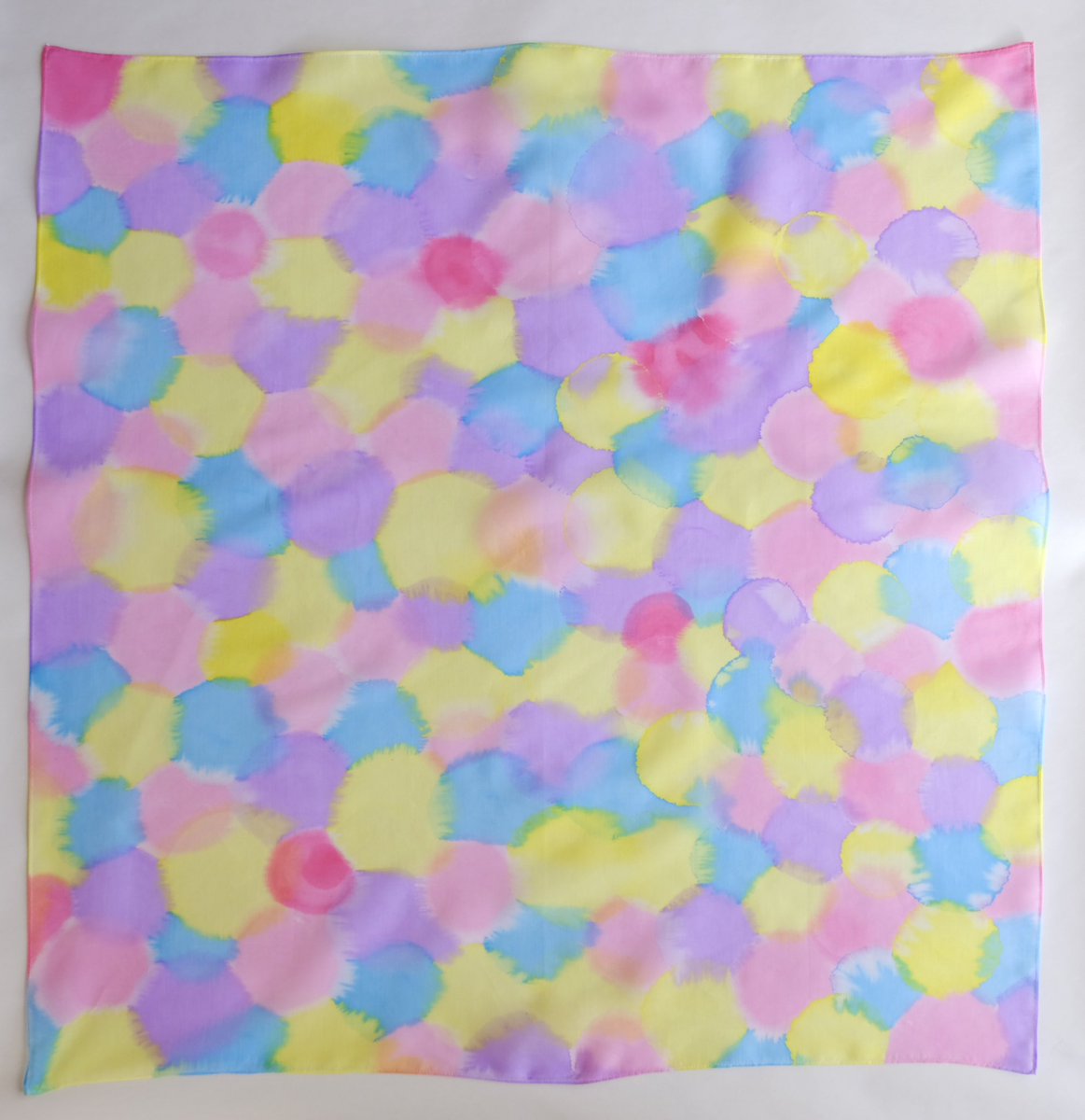 avi_haruko's tweet photo. #この作品RPで救われます
 #365DIYtheme
カラフル華やかにしてくれるスカーフ
色鮮やかに心弾みますように✨

手染めみずたまスカーフ夢色 https://t.co/NBGR4YnDmY