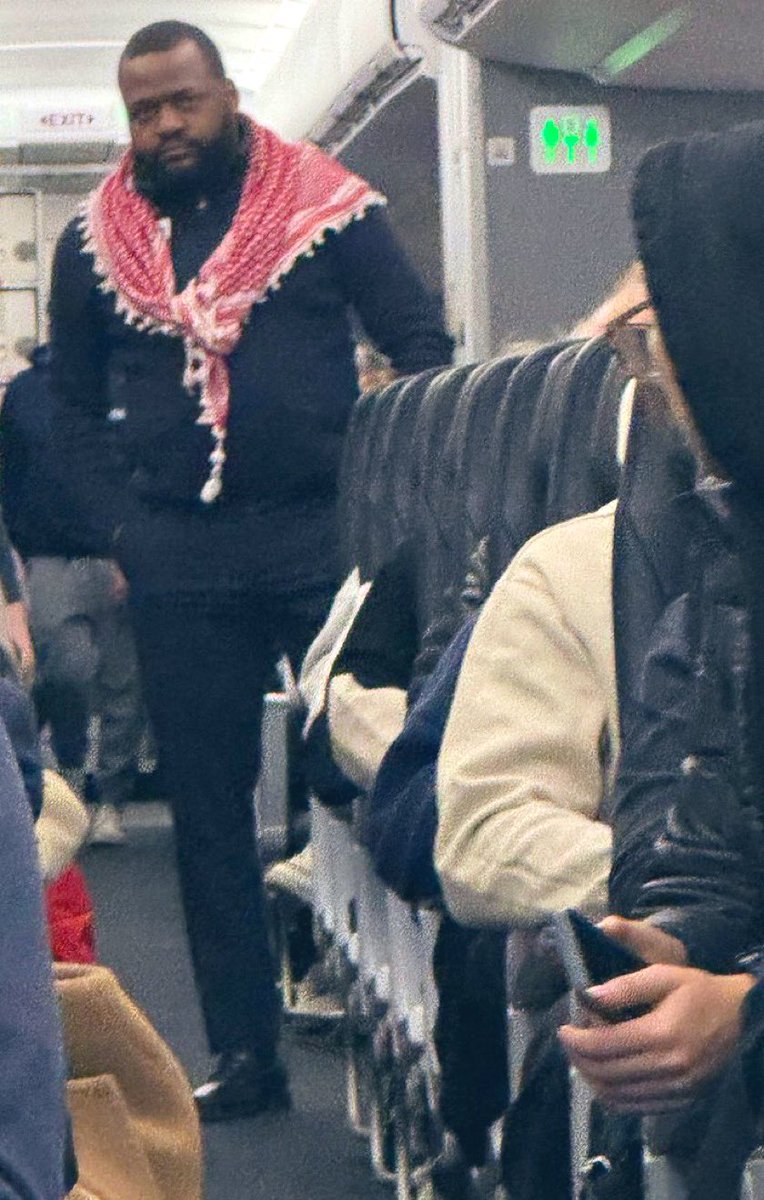 ShirionOrg's tweet image. American Airlines Lets Flight Attendant Wear Nazi 'Keffiyeh' on Duty 

👉 Share this to expose this maniac. 

This is AA 2692 LGA to MIA.

@AmericanAir, your uniform policy bans unauthorized items and political symbols. This crew member ignored both. 

Passengers felt targeted…