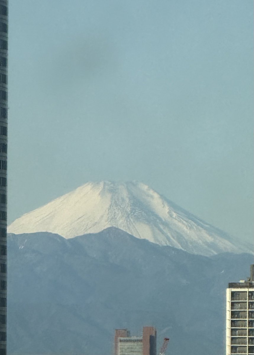 晴れた日の朝富士。右は拡大したもの。肉眼では左に近い。