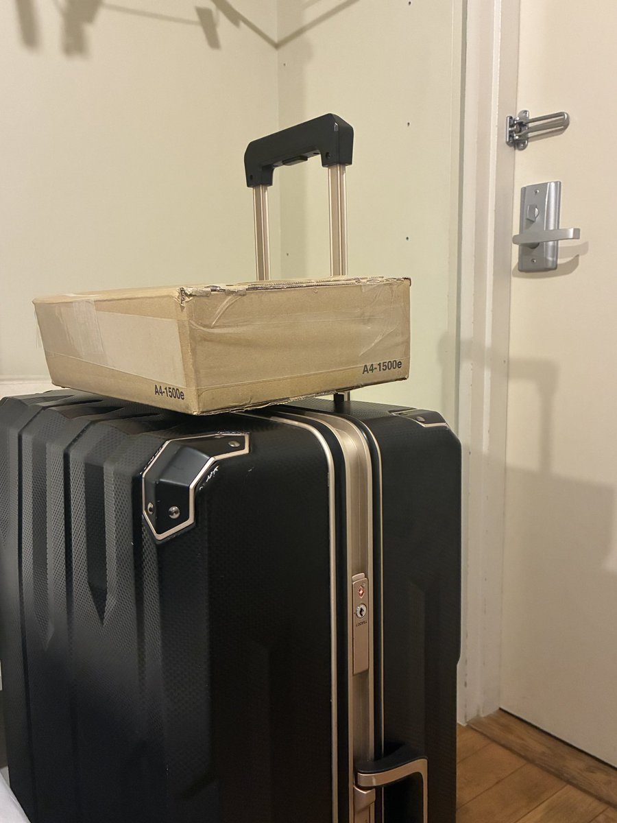 「ストリッパー物語」いよいよ本番当日となりました。劇場入りは12時。その前にスタッフさんと打ち合わせ。

写真はホテルで受け取った当日パンフ。トランクに入らず。いつものよりは豪華に作りましたよ。ご来場される方は少しだけお楽しみに。

さーて。フラフラと移動しましょうか。西川口から蕨へ！