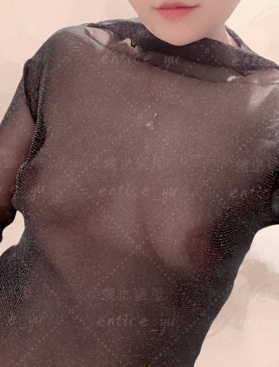 早上刷到老婆这几张照片，鸡巴直接硬了。
她贴过来一把抓住，声音骚得要命：“老公……又硬了呀？想坏事了对吧？”
嗯，超想。
要是现在多几个人围着她看、摸奶子、舔小逼……
她会不会直接浪叫着求操、淫水流一地？
#淫妻 #单男 #绿帽