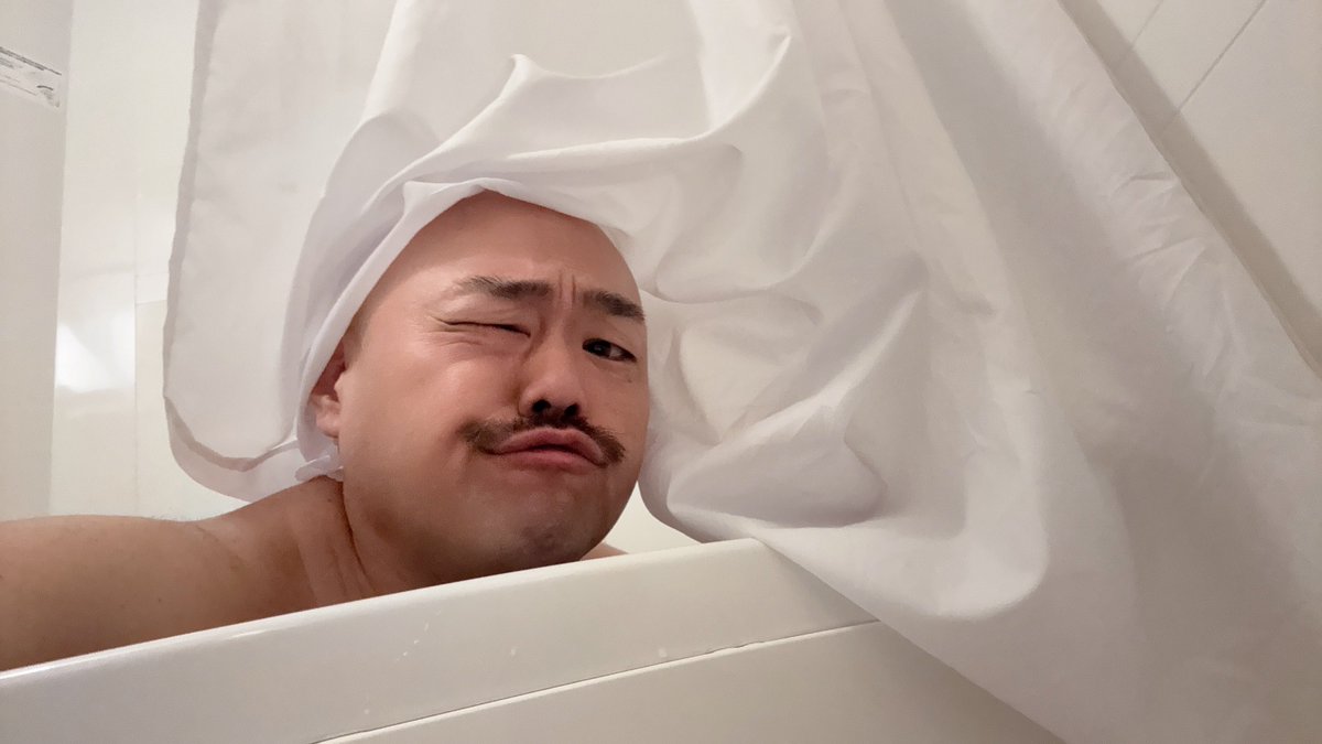 カーテンさーん！ お久しぶりー！ やっぱりくっつきますよねー #クロ