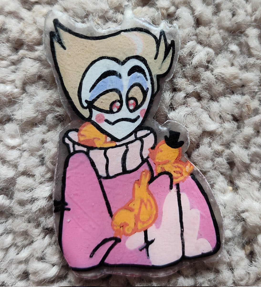 Making an acrylic keychain by hand was so much fun but is so hard to do 😭 My first try did not pan out, but the second Sinsmas art is better at least with the glitter coating. RIP cute Luci...I'll get it eventually I hope

#radioapple #appleradio #Bambilu