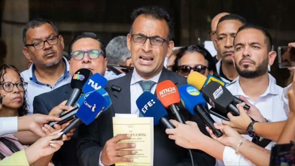 Me acaba de informar su esposa que hace minutos recibieron la tan ansiada llamada de mi hermano del alma y abogado <a href="/torreseduardoj/">Eduardo Torres</a> anunciando su excarcelación luego de pasar 8 meses preso en Yare 2,, no me cabe  la felicidad en el corazón. ¡Defender #DDHH no es delito!