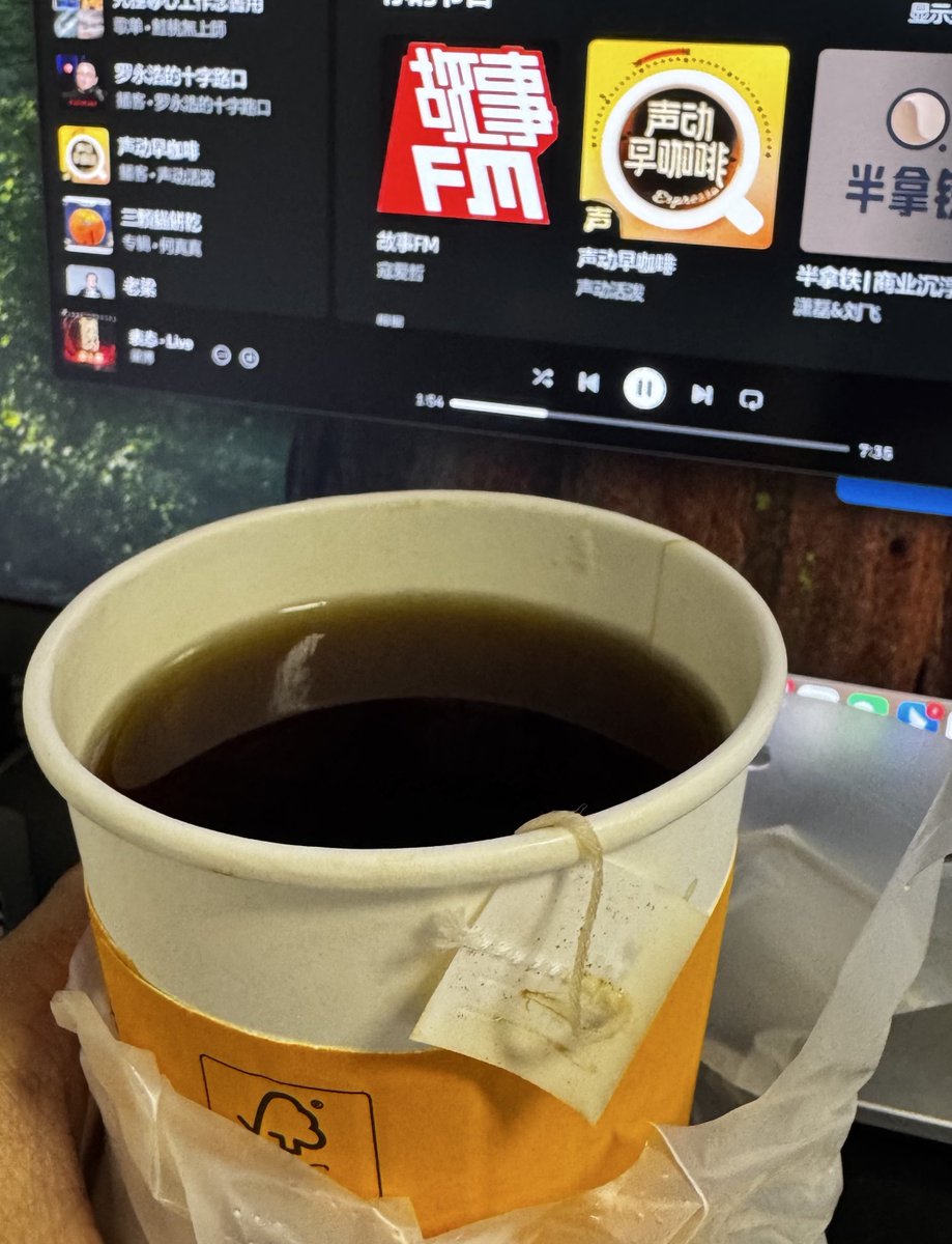 已经坚持一个月早睡早起了，状态确实比之前好不少，觉着做事效率也高。另外咖啡也戒了🙂。