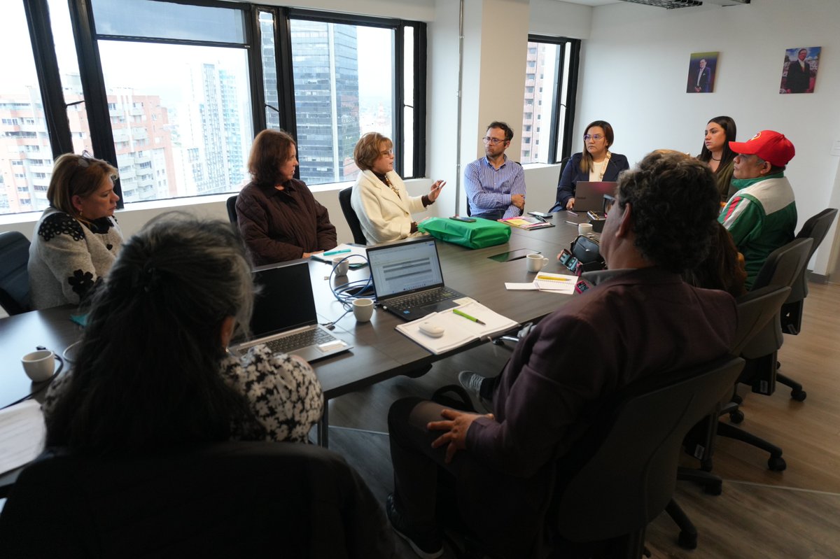 sandramilemu's tweet photo. Realizamos una mesa tripartita con el @INCancerologia y #ANTHOC, para dialogar sobre el proceso de reorganización institucional, la formalización laboral y las condiciones de trabajo.
Desde el @MintrabajoCol acompañaremos este proceso, buscaremos articulación con @MinSaludCol, garantizando diálogo social, libertad sindical y derechos laborales.
#ConDignidadCumplimos
