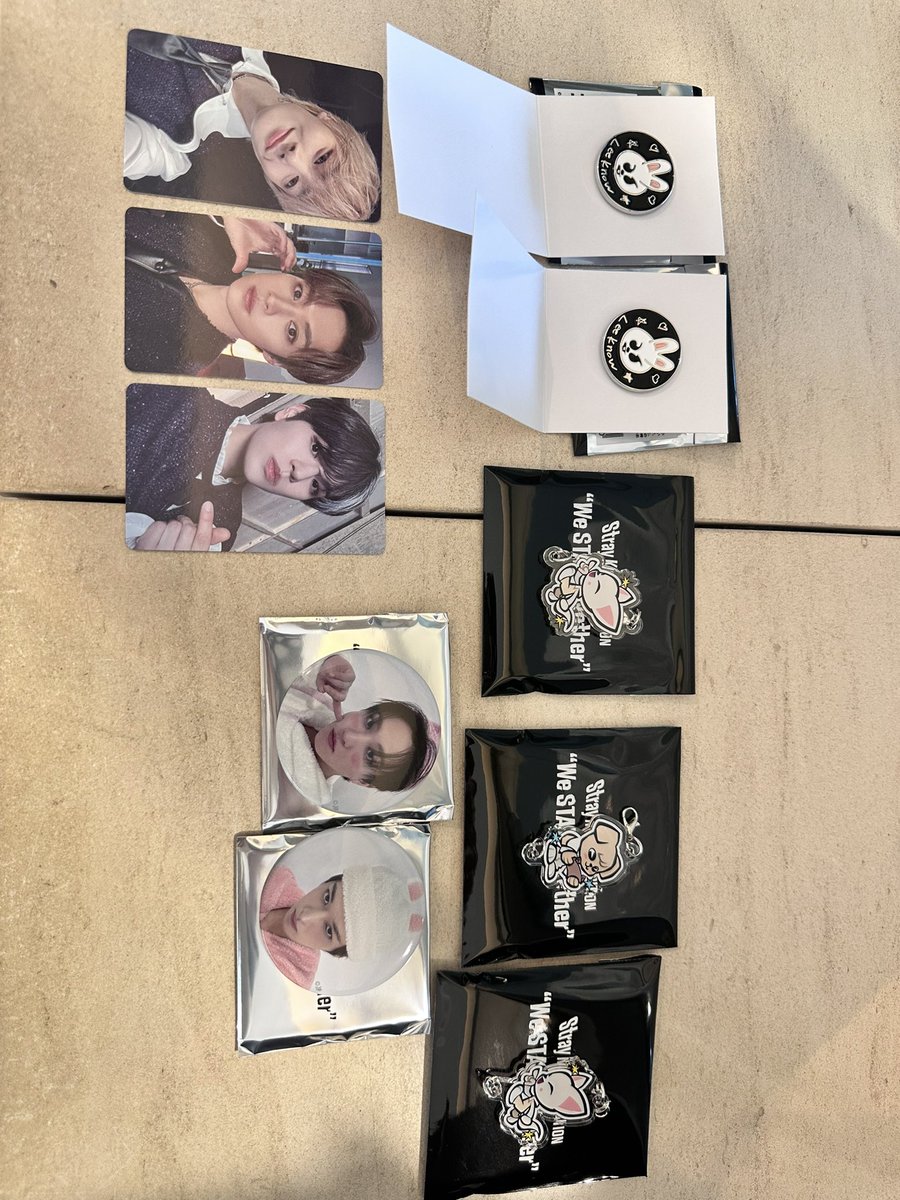 _len0614's tweet photo. 【交換】StrayKids スキズ 展示会  ランダム缶バッジ 特典トレカ ピンバッジ キーホルダー

譲:写真の物
特典トレカ、缶バッジ、丸缶、アクリルキーホルダー

求:同種🦙🥟

只今丸ビル5階にて交換優先。
その他郵送交換。
お気軽にお声掛けください。 https://t.co/8xPy9Uqa8X