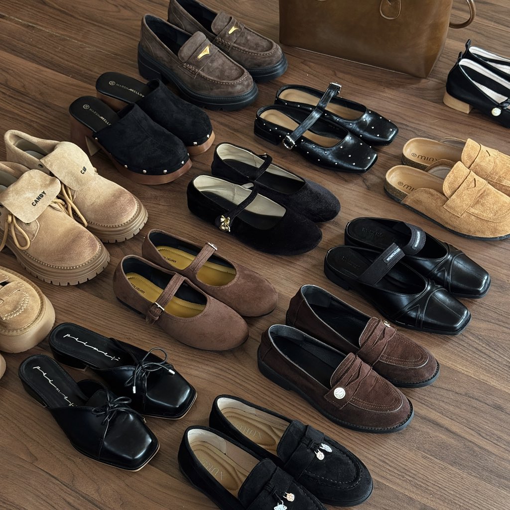 yoxrgravity's tweet image. ไหนๆแมสละ แวะมารีวิวรองเท้าแบรนด์ไทยให้คับ 🤏🏻 มีแซมแบรนด์จีนบ้างนิดหน่อย แต่เน้นไทย 80% คัดคู่ที่เริ่ดๆให้แล้ว (ps. รูปถ่ายใส่เอง ห้ามจุ้บ 🥹)