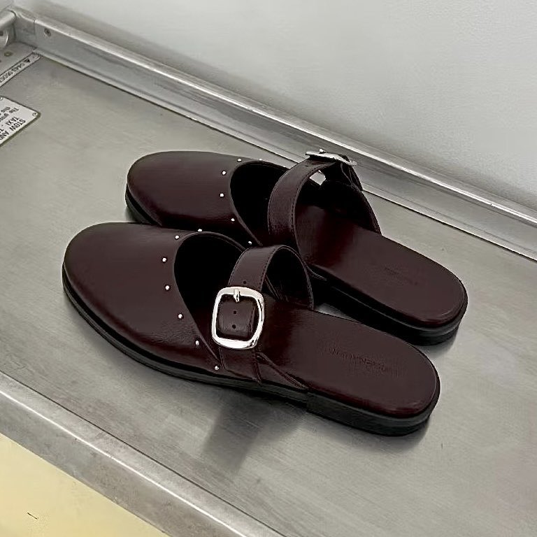 yoxrgravity's tweet image. ไหนๆแมสละ แวะมารีวิวรองเท้าแบรนด์ไทยให้คับ 🤏🏻 มีแซมแบรนด์จีนบ้างนิดหน่อย แต่เน้นไทย 80% คัดคู่ที่เริ่ดๆให้แล้ว (ps. รูปถ่ายใส่เอง ห้ามจุ้บ 🥹)