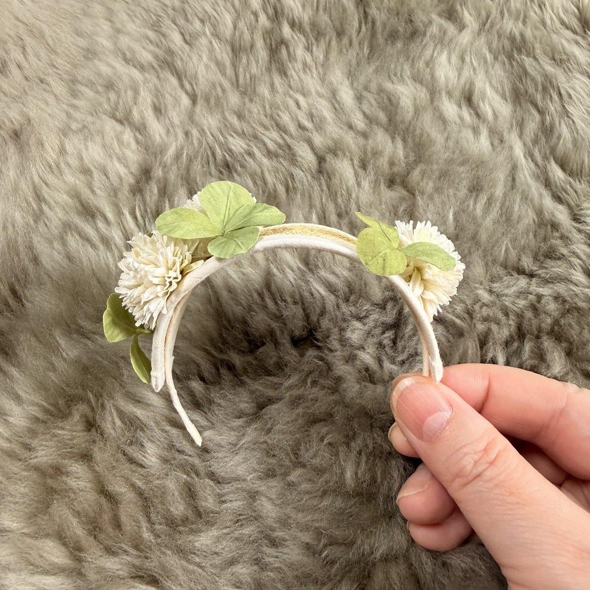 dela_freie's tweet image. 【ドルミス販売品のお知らせ　その1】

第61回Doll’s Myth. 
2026年2月1日（日）OMM Ｃホール
FREIE ブースNo.G-1

白詰草のカチューシャボンネ
サイズ2種　4,000円

布花 白詰草　ベルカップ仕立て
3,000円

#ドルミス61販売 #ドルミス