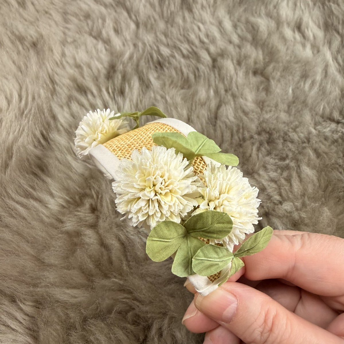 dela_freie's tweet image. 【ドルミス販売品のお知らせ　その1】

第61回Doll’s Myth. 
2026年2月1日（日）OMM Ｃホール
FREIE ブースNo.G-1

白詰草のカチューシャボンネ
サイズ2種　4,000円

布花 白詰草　ベルカップ仕立て
3,000円

#ドルミス61販売 #ドルミス