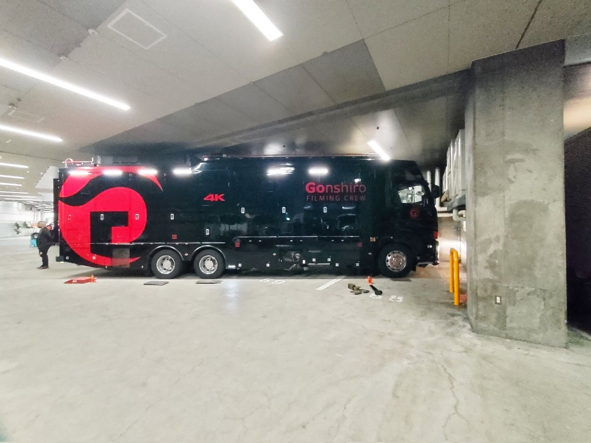koike_ep's tweet photo. #権四郎4K中継車
#東京ドーム に搬入を終えました。
本日は久々のNTVサブ室裏エリアに留置。
車体はエアサス未使用、右総輪に各3枚の板を敷設して水平取り完了です。

@gonshiro_1989
#権四郎
#Gonshiro
#中継車 https://t.co/R3GnPeian4