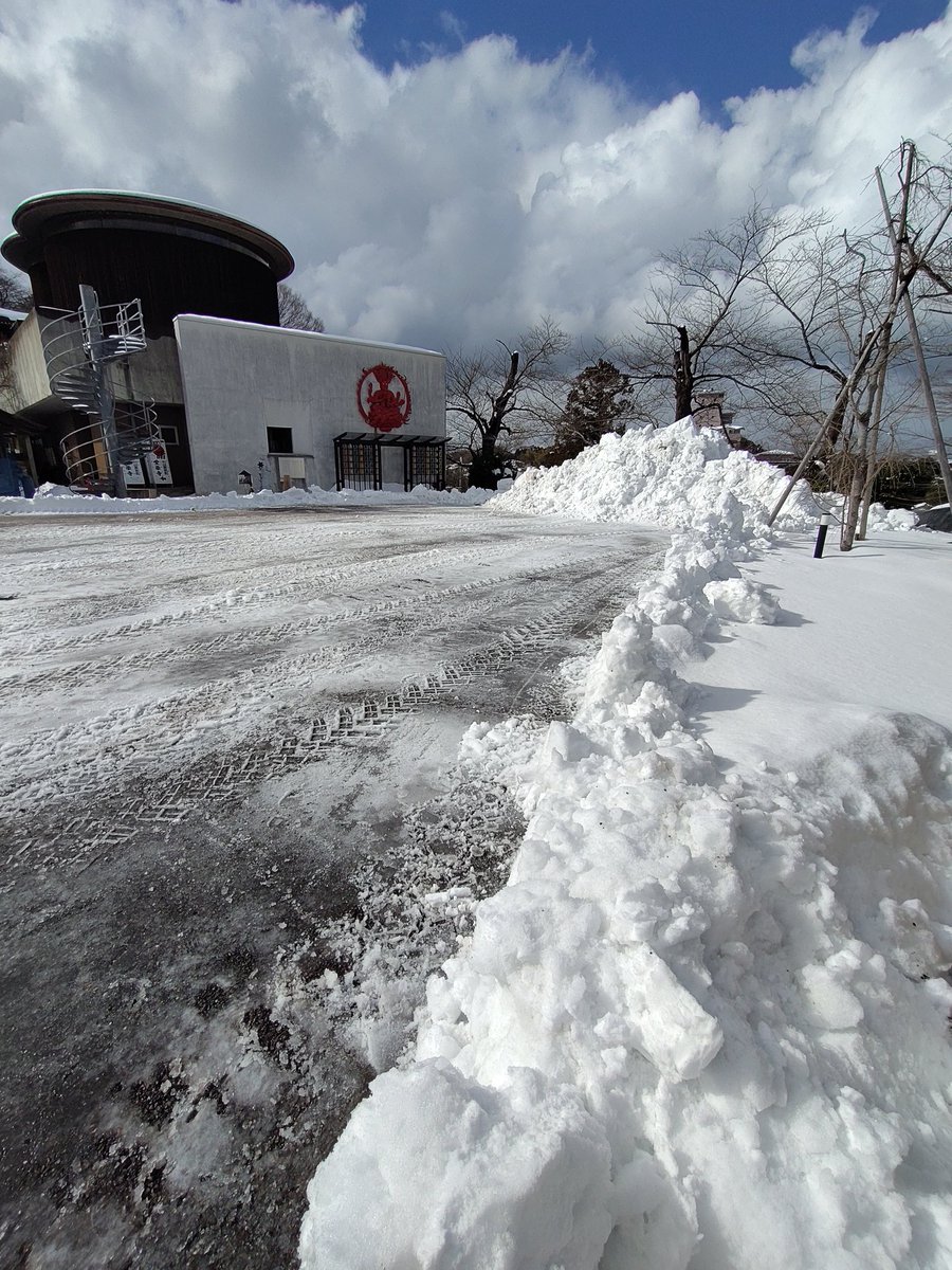 syugakutakeuchi's tweet photo. 石川県加賀市片山津温泉愛染寺 除雪をしました 何日も境内まで車が上がれない状態が続きご迷惑をお掛けしました 天気予報ではまだ⛄の日があるみたいです よって再度「えっ、上がれない」事もありえます その時はどうかご勘弁ください 取り敢えず7日あたりまでは大丈夫でしょうか

#加賀温泉郷
#除雪 https://t.co/4z4GeaKWw5