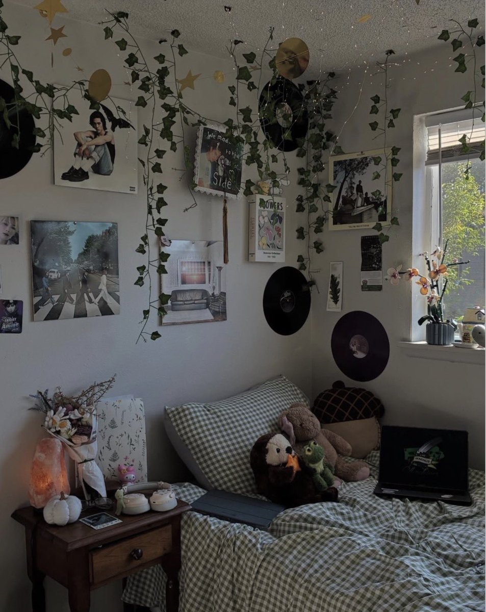 waverows's tweet photo. Sorry to say but I win the 
Pinterest Core 
Bedroom competition
(There’s no competition I just love showing my room to people ) https://t.co/03vgt1zInl