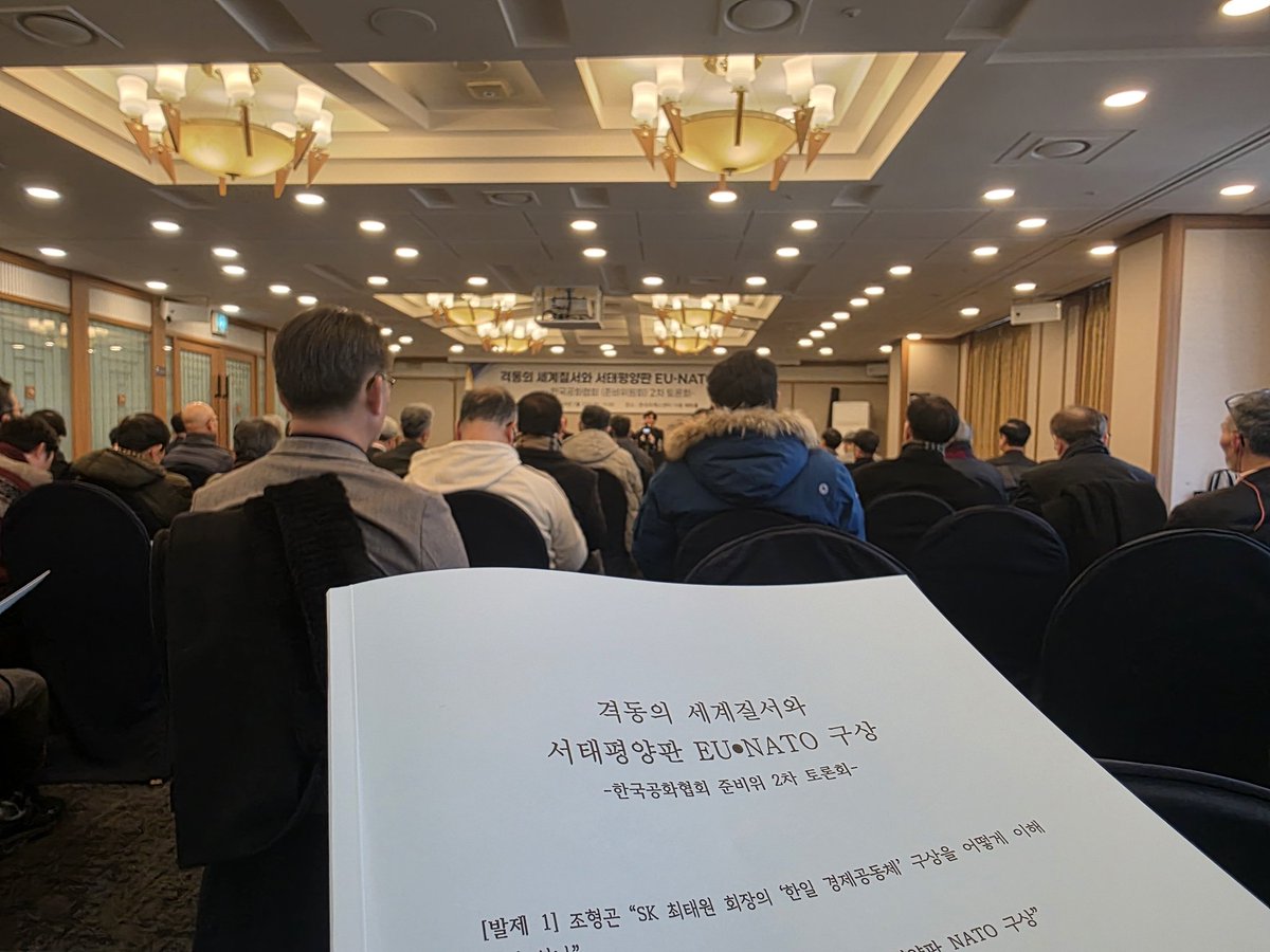 경기도는 레바논 정도의 면적이지만 인구수는 벨기에요, 경제 규모는 노르웨이 급입니다. 전세계적인 흐름에 대한 이해 없이 경기도정을 살핀다는 것은 맞지 않겠지요.

이 자리에서 공부할수록 종북·복북(북한에 복종), 종중·복중(중국에 복종) 성격의 이 정권이 제대로 대처할지 걱정이 커졌습니다.