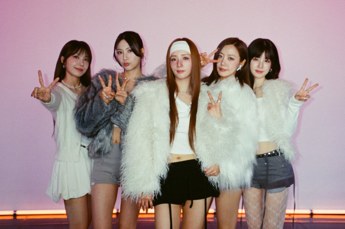 M2MPD's tweet image. 필름카메라로 기록한 1월의 추억📸 2월에도 쭈욱 엠투와 함께해요❣ #1월의엠투 #M2film #릴레이댄스 #Apink #에이핑크 @Apink_2011