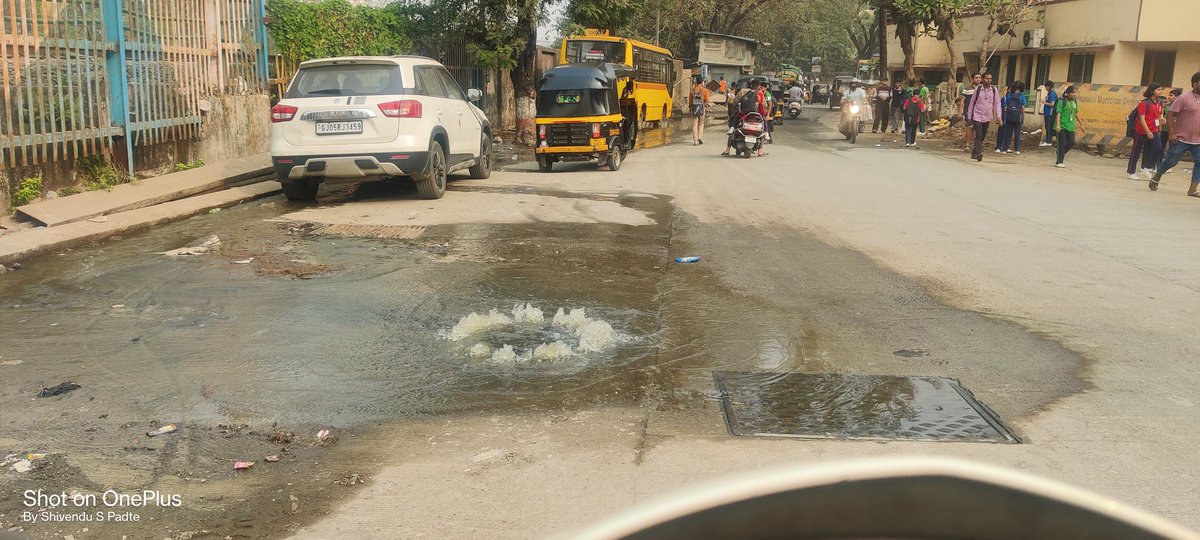 ShivenduSPadte's tweet photo. @mybmcWardPS This morning at 9.54, it is the same as earlier nothing changed. Opposite St Thomas school Pandurangwadi main road Goregaon East. https://t.co/Xp7lAyFi0p