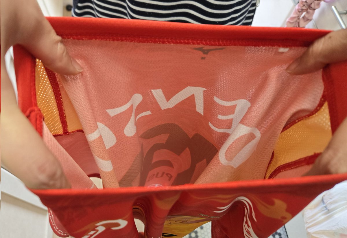 百年構想リーグ名古屋グランパスユニ到着！
で、到着した人に聞きたいんですがこれ着れます？襟口がかなり狭く、伸びる素材でもないようなので着ようとしても頭が通らないんですよ…。自分で言うのもなんですが、顔や頭は平均より小さい方なので大半の人が着るにしんどいと思います。
#grampus