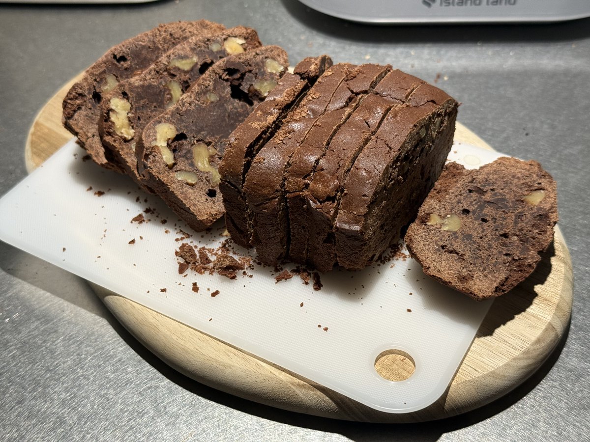 久しぶりのホームベーカリーPanasonic SD-CB1全メニューコンプ計画。Menu16「ブラウニー風ケーキ」の実績を解除しました（30/61）。めちゃめちゃ美味いけど、全メニュー中で最もカロリーが高い（1802kcal）から10分割して1つずつ食べてる。あすけんやってなかったら一気に半分食べたと思う。危ない。