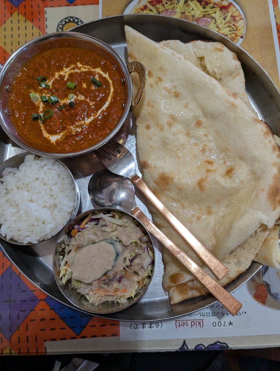 久しぶりに夫とランチへ
このカレーとナンが食べたかった😊
おかわり自由なスープも美味でしたし
カレーのお供のラッシーも久しぶりで美味しかった❣️
しあわせな時間🥰