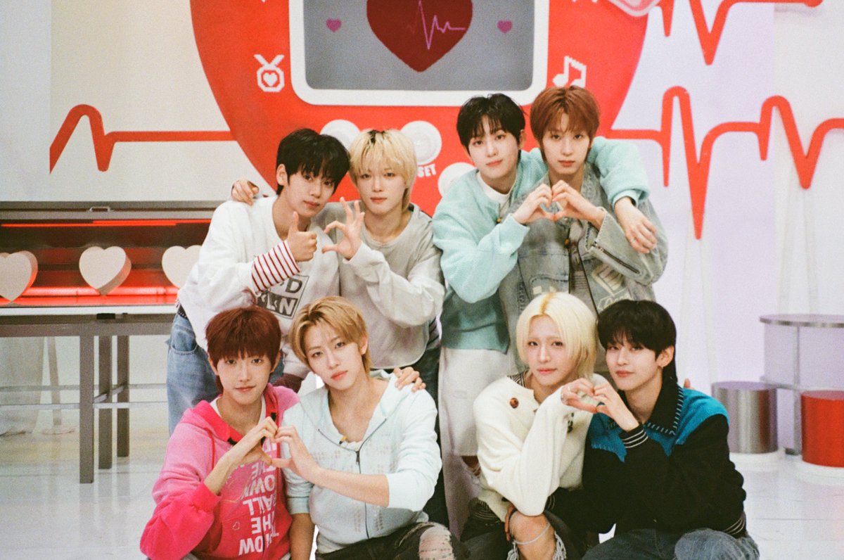 M2MPD's tweet photo. 필름카메라로 기록한 1월의 추억📸 2월에도 쭈욱 엠투와 함께해요❣ #1월의엠투 #M2film #아두럽 #idntt #아이덴티티 @idntt_cosmo https://t.co/lPAUkwXoYF