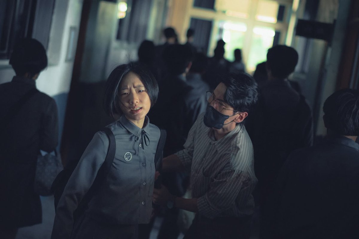 TaiwaneseD's tweet photo. มาแล้วภาพนิ่งแรกจาก BLOODY SMART [#聰明鎮] ซีรีส์สยองขวัญที่ดัดแปลงมาจากมังงะของ จุนจิ อิโตะ เจ้าพ่อมังงะสยองขวัญระดับตำนาน

‘ในเมืองการศึกษาที่ “ความเก่ง” คือกฎ
และความล้มเหลว…ไม่เคยถูกให้อภัย
ท่ามกลางระเบียบอันเข้มงวด
ต้นไม้ปริศนานามว่า โลหิตหยก
ค่อย ๆ ออกผลสีแดงฉานดุจเลือด https://t.co/3VhP9SeyWE