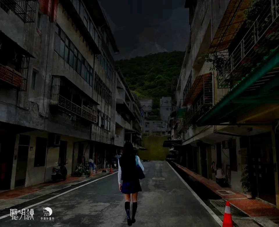 TaiwaneseD's tweet photo. ว่ากันว่า… คนในชุดดำจะนำผลไม้นี้
ไปมอบให้กับ “คนที่ต้องการมันจริง ๆ” แต่เมื่อความปรารถนาที่ถูกกดทับถูกปลุกให้ตื่น
อารมณ์ที่เคยถูกผนึกก็เริ่มแตกสลาย
และเมืองทั้งเมือง…’ https://t.co/L2itJ15ZVP