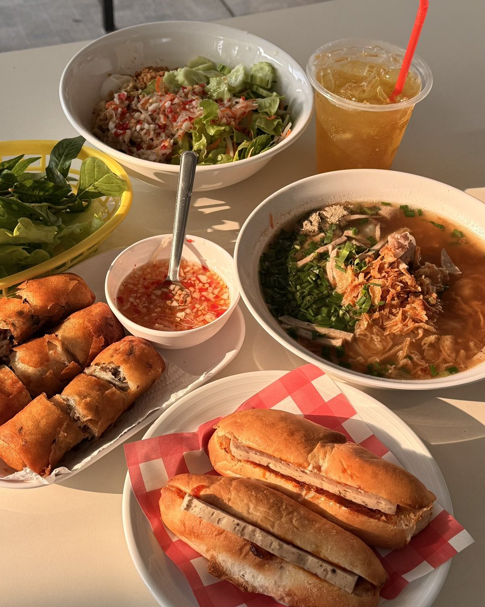 gangschiele_'s tweet image. อาหารเวียดนามอร่อยมาก เปิดขายในบ้าน โฮมมี่สุดๆ เปิดแค่เสาร์-อาทิตย์ สั่งไป 6 อย่าง เช็คบิลออกมา 300 กว่าบาท ดีทั้งราคาและรสชาติเลย
