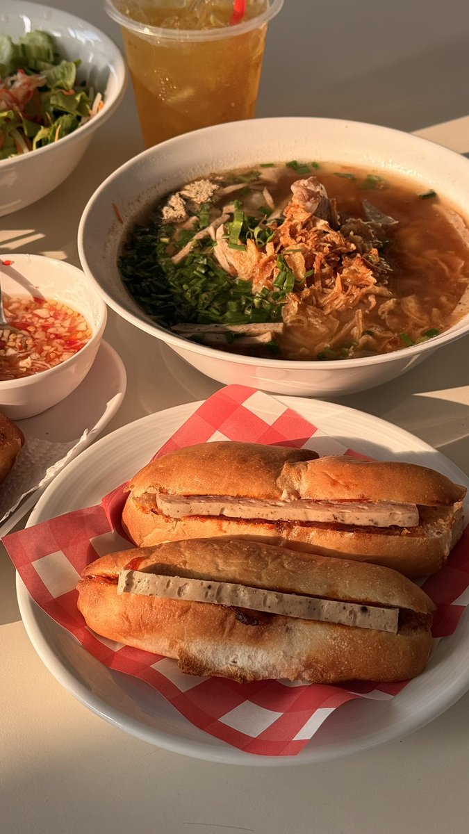 gangschiele_'s tweet image. อาหารเวียดนามอร่อยมาก เปิดขายในบ้าน โฮมมี่สุดๆ เปิดแค่เสาร์-อาทิตย์ สั่งไป 6 อย่าง เช็คบิลออกมา 300 กว่าบาท ดีทั้งราคาและรสชาติเลย