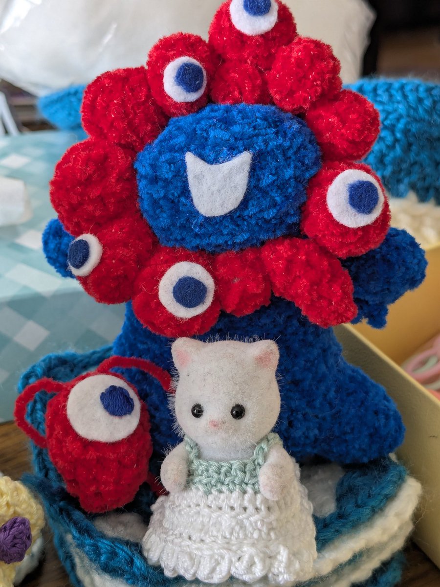 バニアのお洋服作ってみたくて、ずーーーっと苦手意識があった編み物に先日ついに手を出した

色々間違っているのだろうけどなんとか形になって嬉しい