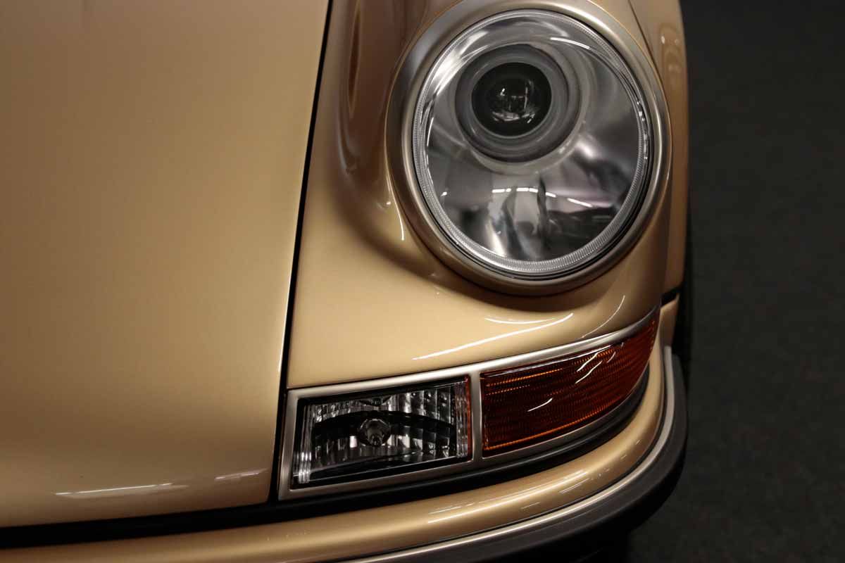 streetwheelz1's tweet photo. A detailed shot of a beige Porsche 911, designed by Singer Vehicle Design, captured before being auctioned at Broad Arrow Auctions. #Porsche911 #SingerVehicleDesign #BroadArrowAuctions https://t.co/Bp8Edemt9F