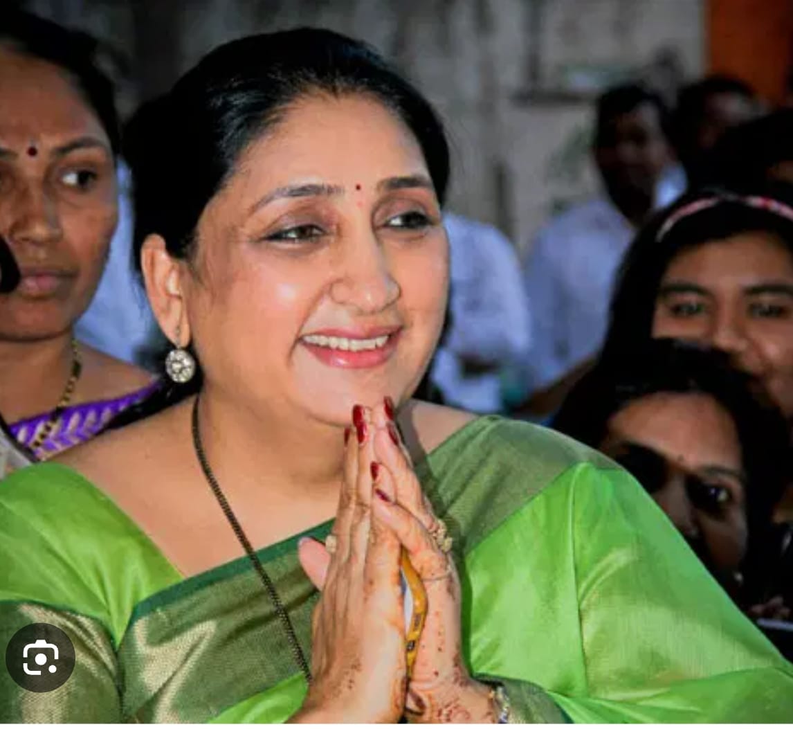 सूत्रों की मानें तो Maharashtra को जल्द ही First Lady Deputy CM मिलने जा रही है।

Sunetra Pawar, दिवंगत NCP नेता Ajit Pawar की पत्नी हैं और शनिवार को वे महाराष्ट्र की पहली महिला उपमुख्यमंत्री के रूप में शपथ लेने वाली हैं।

Sunetra Pawar शनिवार तड़के दक्षिण मुंबई स्थित Devgiri