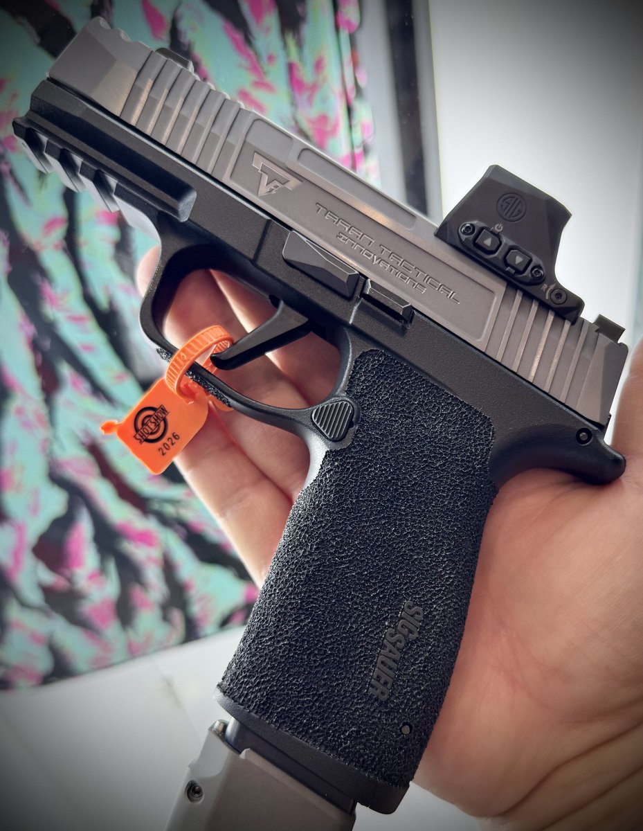 このモデルのスライドは黒、銀、茶があります。
判りにくいですが側面はツルピカでカッコいいです。