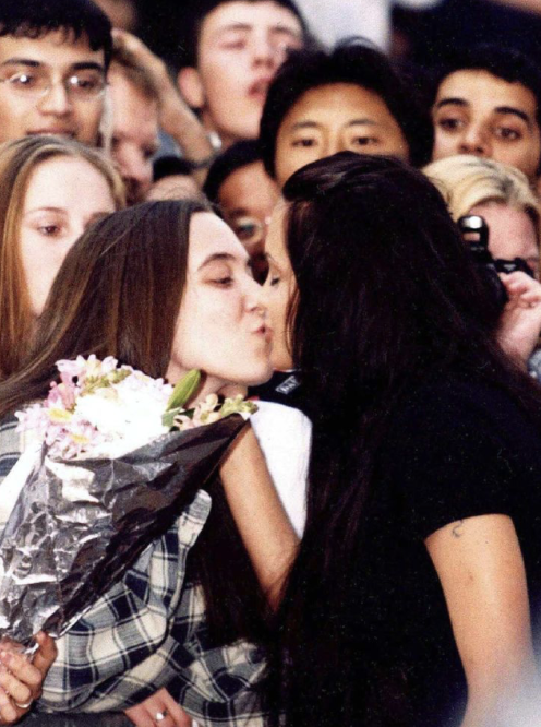 Modernitgirl's tweet photo. #AngelinaJolie kissing a fan at her movie premiere 'Gone in 60 Seconds' in #London (2000) https://t.co/6ywmQd4RY8