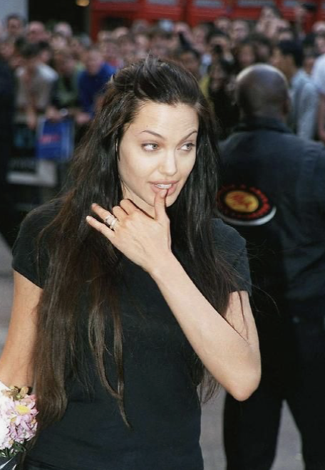 Modernitgirl's tweet photo. #AngelinaJolie kissing a fan at her movie premiere 'Gone in 60 Seconds' in #London (2000) https://t.co/6ywmQd4RY8