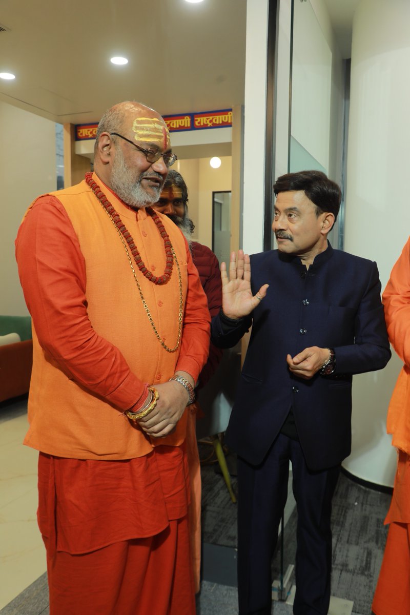 Aamitabh2's tweet photo. श्री पंच दशनाम जूना अखाड़ा के महामंडलेश्वर यति नरसिंहानंद महाराज शुक्रवार को अपने शिष्यों के साथ राष्ट्रवाणी के मुख्यालय आये --- उनके साथ धर्म चर्चा सुखद रही ---@rashtravaaniIND https://t.co/r9A0ldqhF0