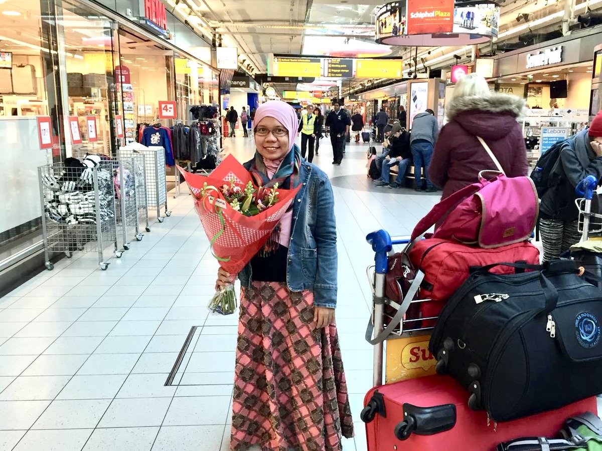 Denald's tweet image. 30 Januari 2015, di Schiphol dijemput suami. Pindah for good.

30 Januari 2026, jemput sahabat.

Aku berfoto lagi di tanggal &amp;amp; tempat yg sama, dgn rok, jaket &amp;amp; kaos yg sama.

Recreate

11 tahun, dgn 3 anak sehat yg membanggakan, suami yg luar biasa baik, hati ayem penuh syukur❤️