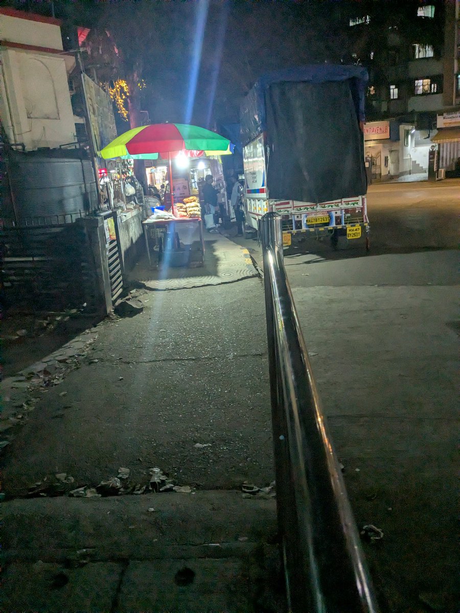 TrigTaxpayer's tweet photo. A new hawker has come up near Kotak Bank, Dahisar East and has occupied the entire footpath.
The walkway is now completely inaccessible first a hawker, next a parked tempo.
Are pedestrians expected to walk on the road with moving traffic?
@mybmc @mybmcWardRN https://t.co/VVfWXHaODP