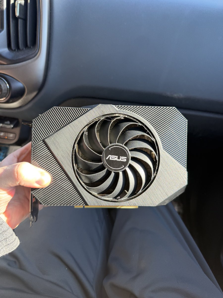 Hypr Fox ◢ ◤ 🔜 FURG tweet media