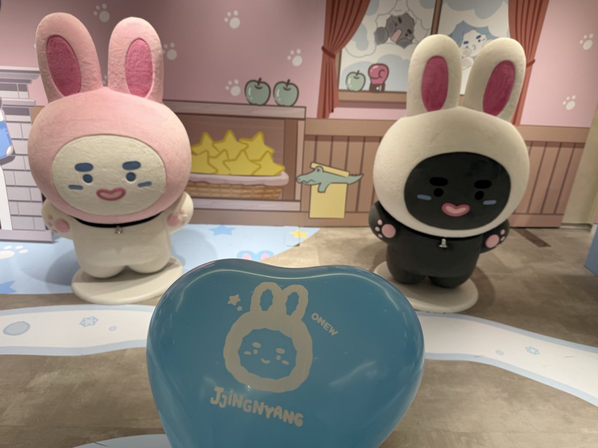 tokito975's tweet photo. オニュポプアプかわいい
#onew
#JJINGNYANG_POPUP 
#JJINGNYANG_S_TWINKLE_SNOWYLAND_JAPAN https://t.co/ehwjS8trhR