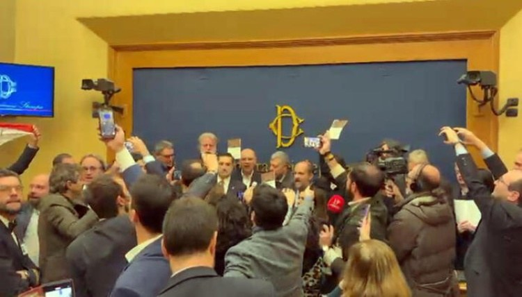 TonyPostak's tweet photo. Le avvisaglie della deriva fascista!
Occupazione della sala stampa per impedire un regolare svolgimento della conferenza. https://t.co/fCcY2qWp8I
